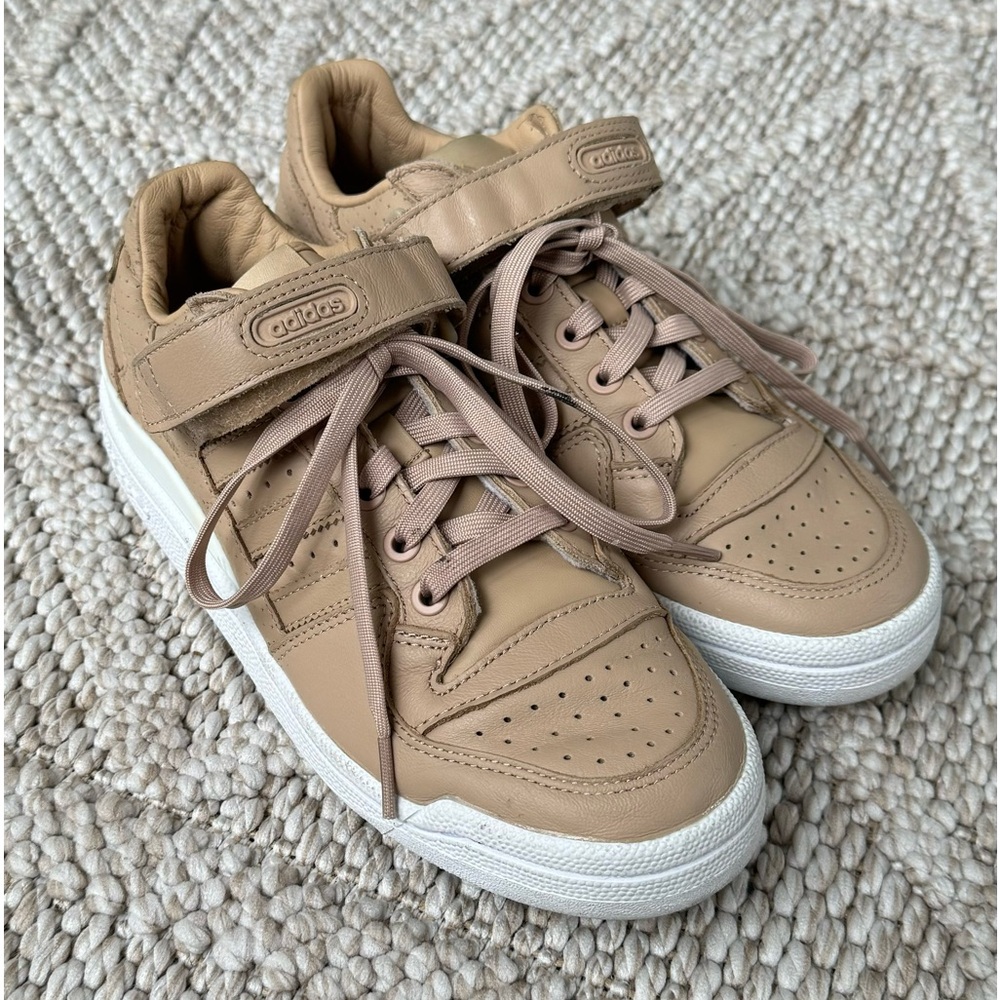 Super trendy Adidas Forum Low Nude&White women’s 7